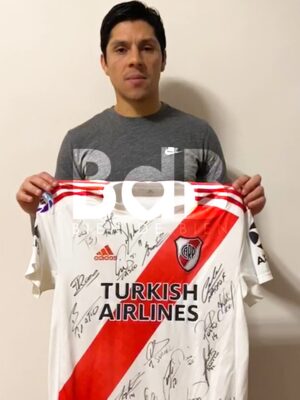 ¡La camiseta de River firmada por todo el plantel!