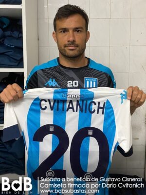 Camiseta de Racing entregada y firmada por Darío Cvitanich