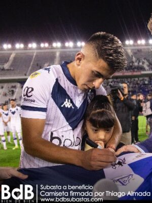 ¡La camiseta de Vélez firmada por Thiago Almada!