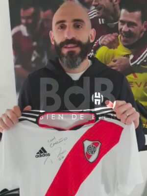 La camiseta de River autografiada por Javier Pinola