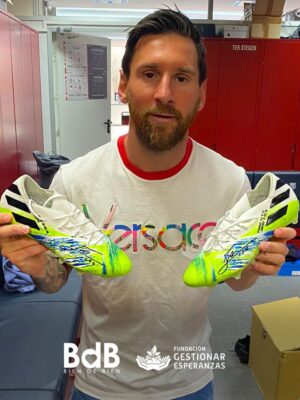 Los botines de Lio Messi autografiados