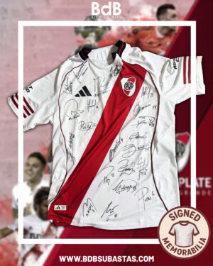 Signed memorabilia: River firmada por todo el plantel
