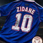 Francia 1998 con firma certificada de Zinedine Zidane y David Trezeguet (subasta en dólares)